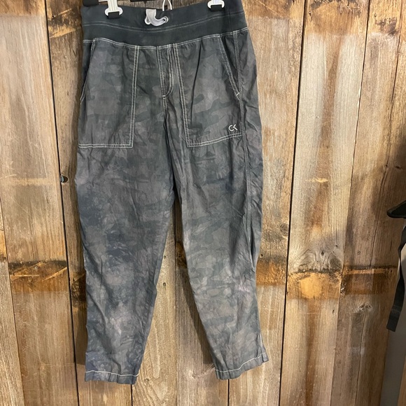 Calvin Klein woman’s size small army print pants! Light weight performance wear - Picture 2 of 3